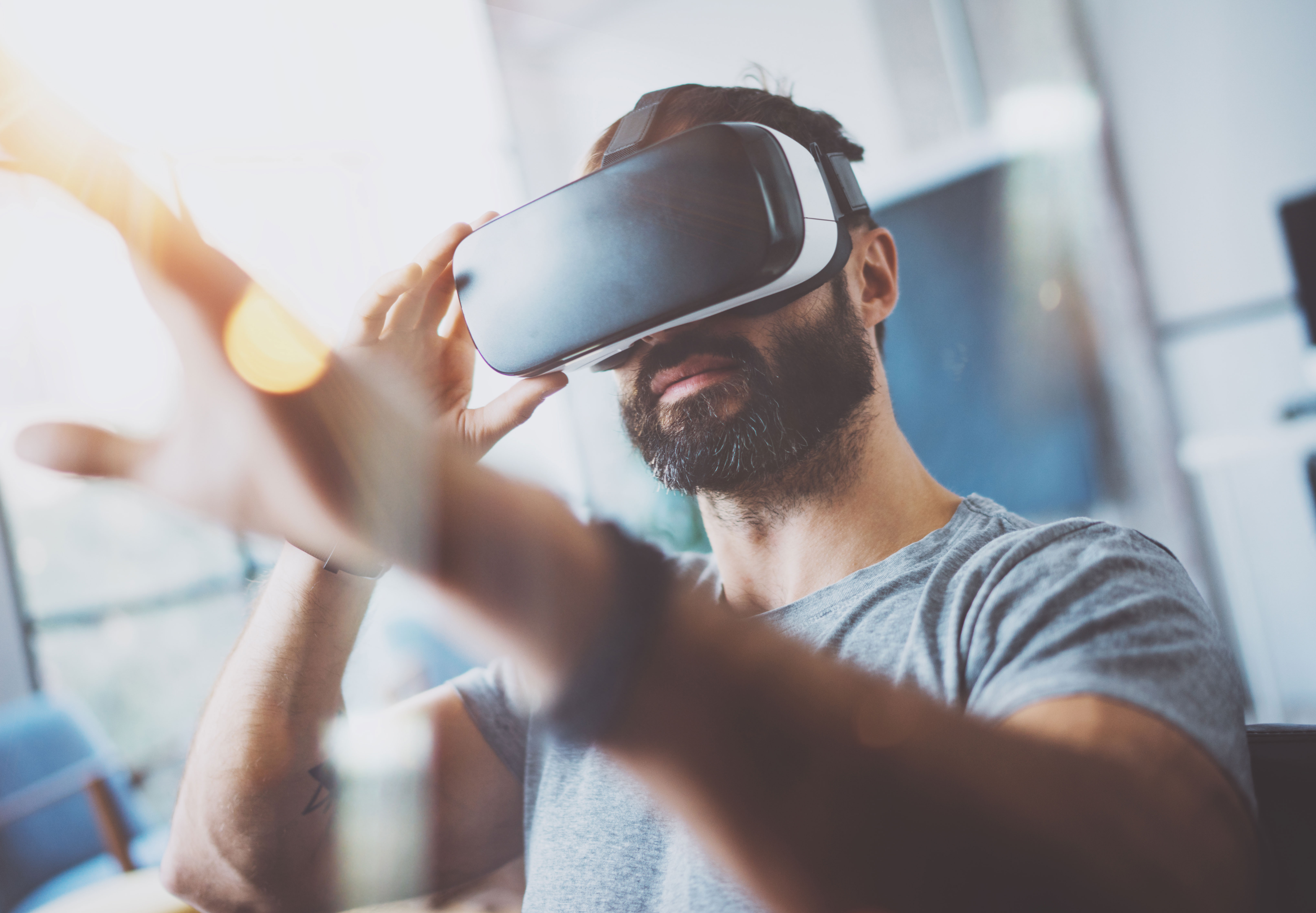 Картинка очки реальности. Виртуальная реальность виар. VR очки на человеке. Человек в виртуальной реальности. ВР очки на человеке.